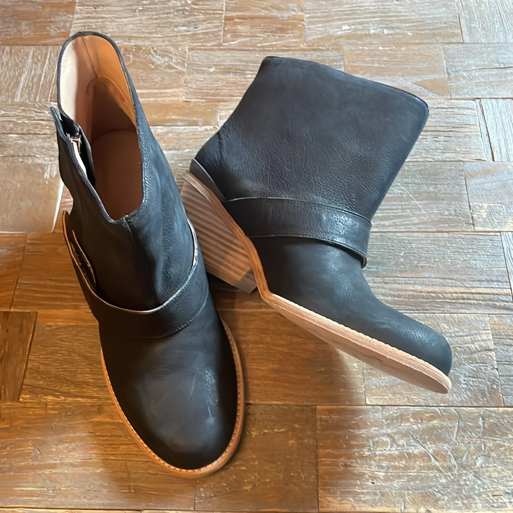VPL by LD Tuttle Leather Ankle Block Heel Booties🖤